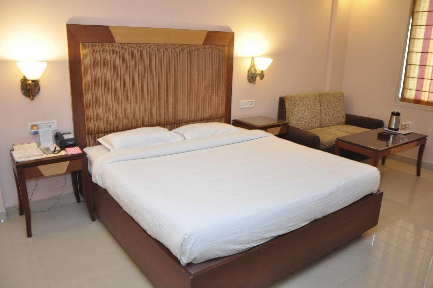 Hotel Grand International Raipur  ภายนอก รูปภาพ